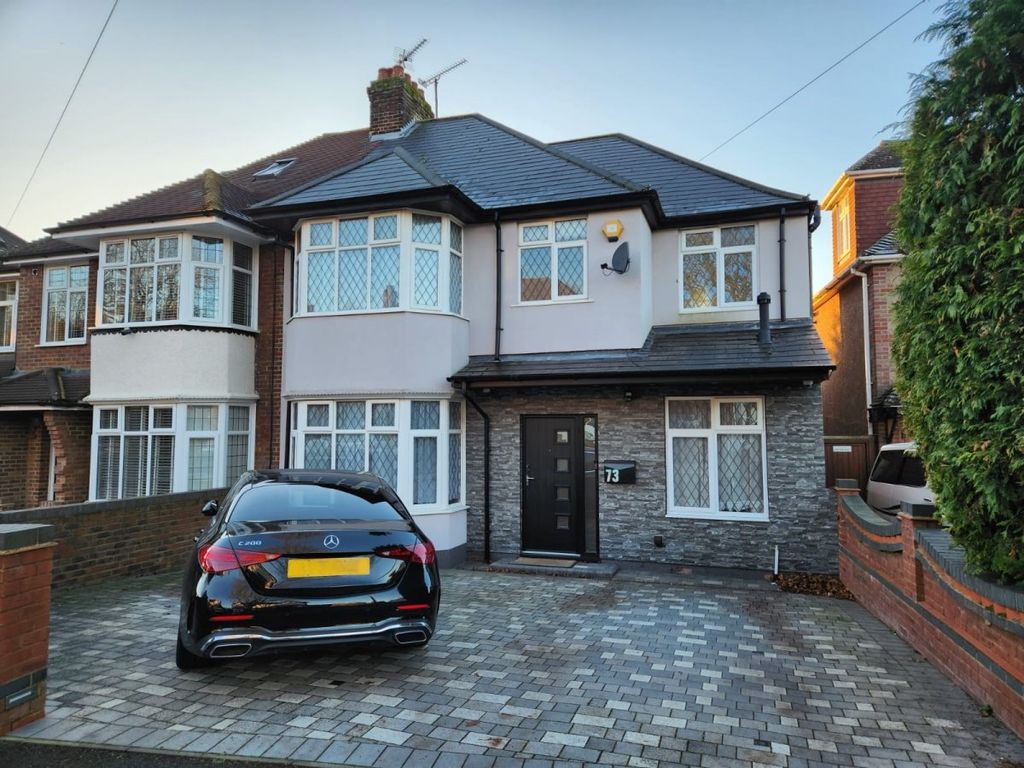 4 bed semidetached house to rent in Elmwood Crescent, Luton LU2, £