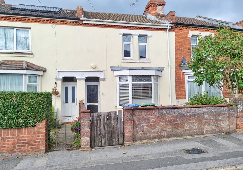 3 bed terraced house for sale in Winchester Road, Southampton SO16, £