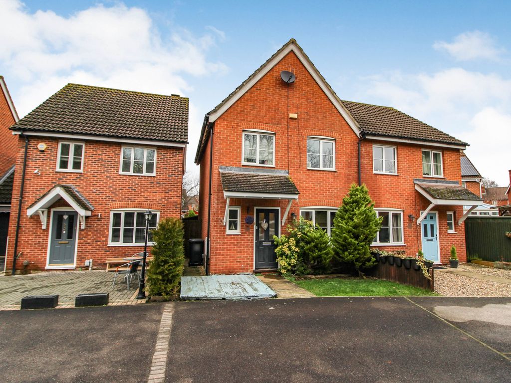 3 bed semidetached house to rent in Wynwards Road, Abbey Meads