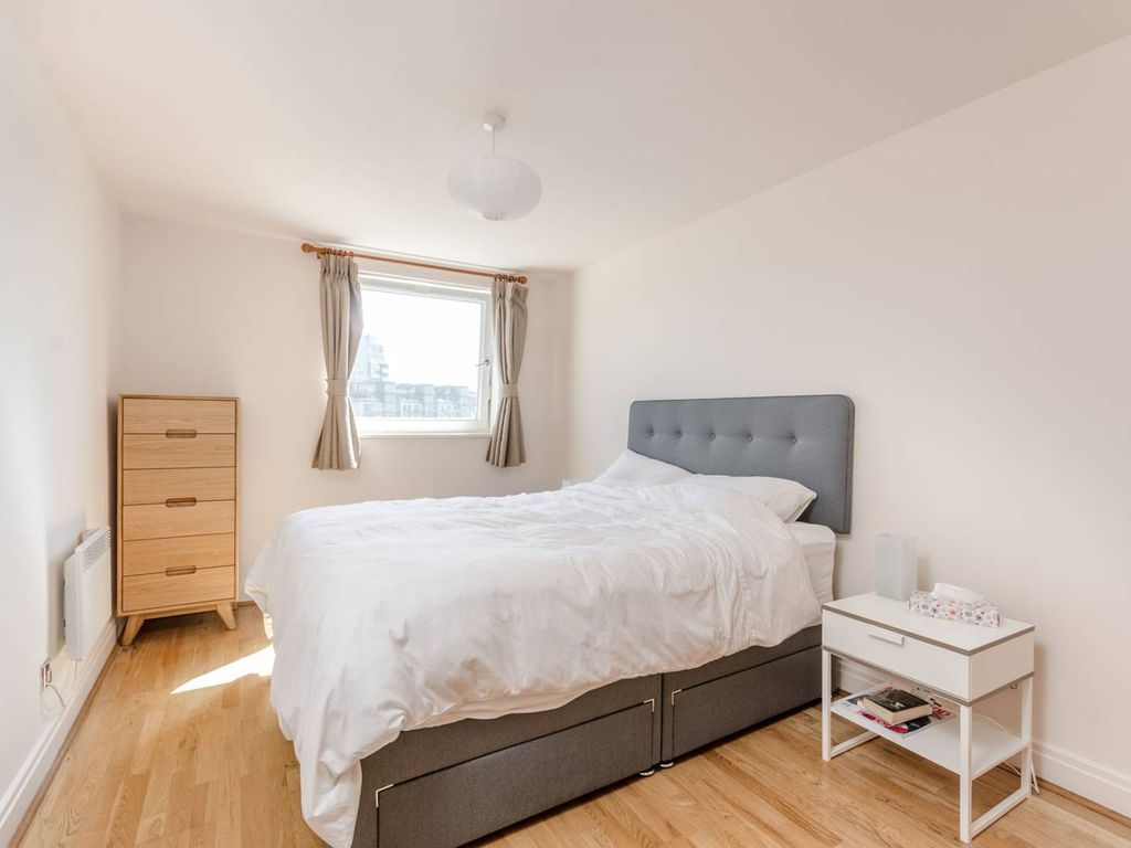 2 bed flat to rent in Smugglers Way, Wandsworth, London SW18, £2,500