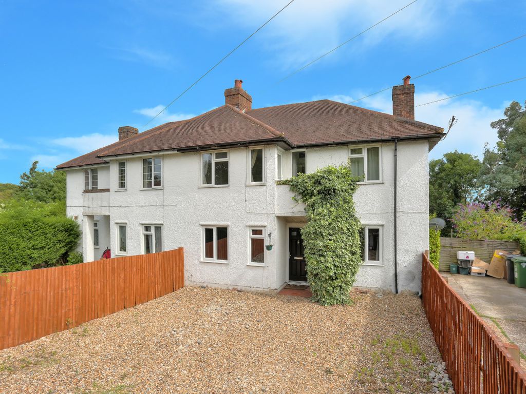 2 bed flat to rent in Tavistock Avenue, St Albans, Herts AL1, £1,300