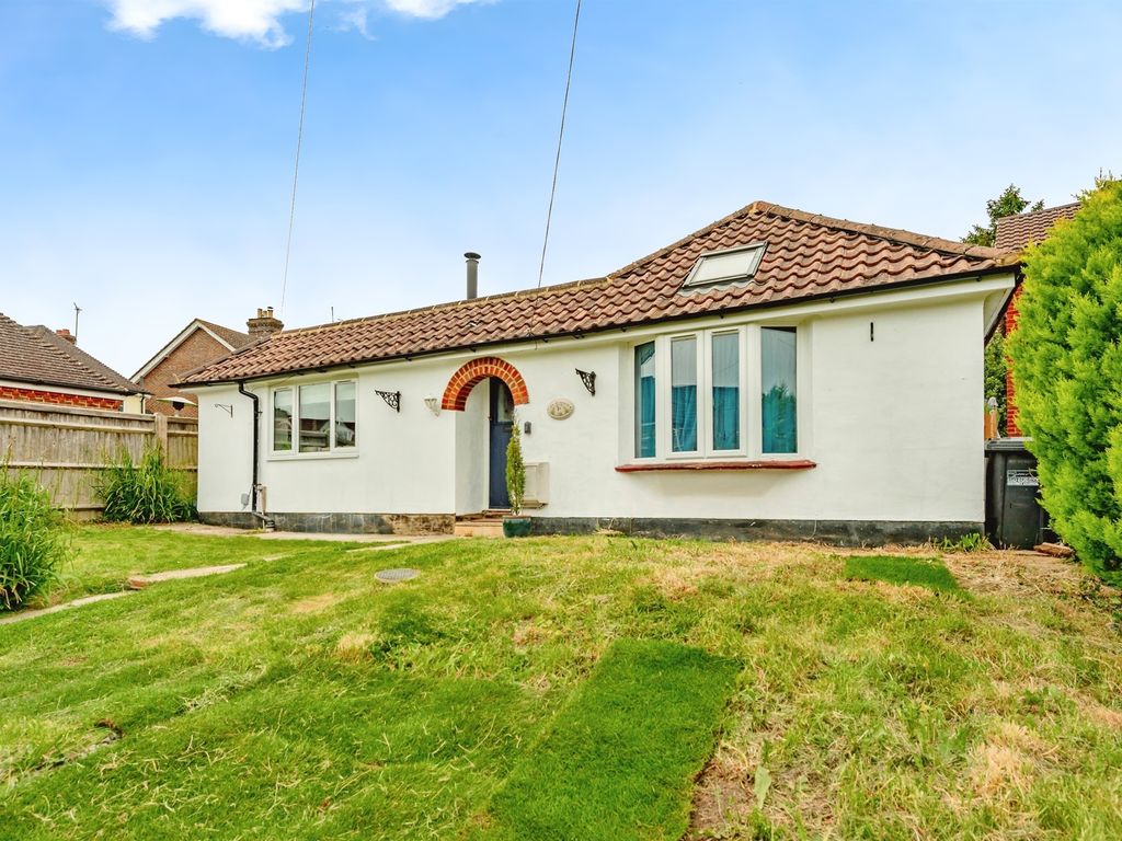 3 bed detached bungalow for sale in Morton Road, East Grinstead RH19, £