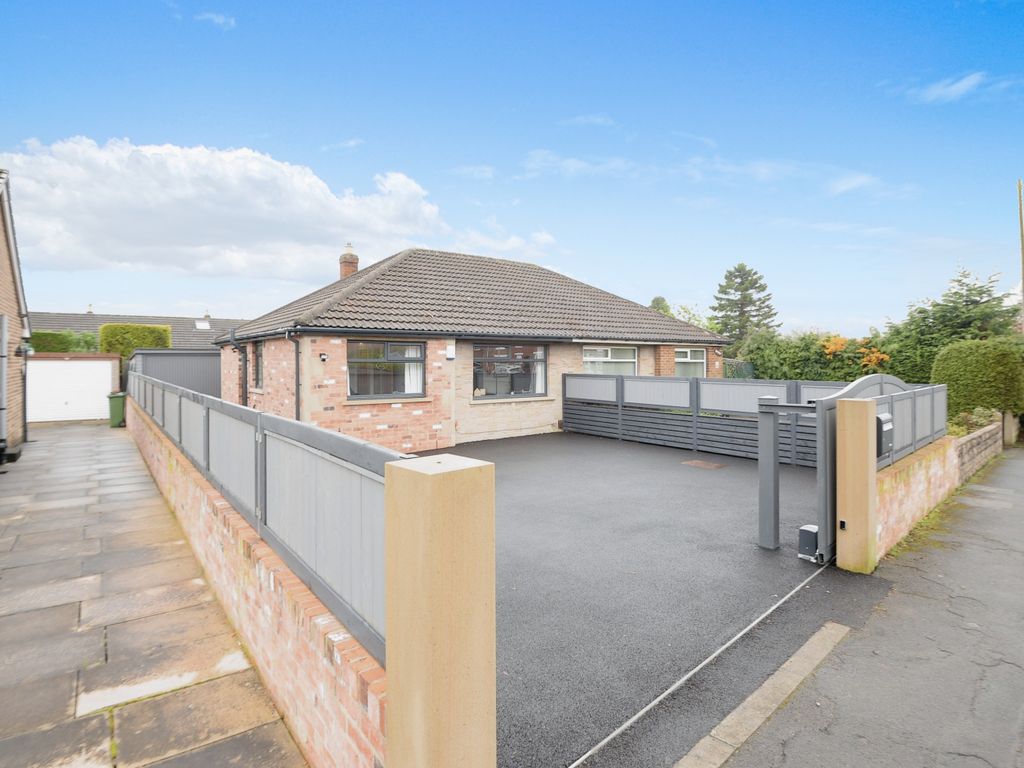2 bed semidetached bungalow for sale in Highgate Lane, Huddersfield