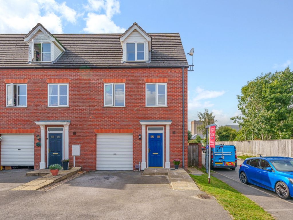 3 bed terraced house for sale in Tilling Close, Grantham, Lincolnshire NG31, £200,000 Zoopla