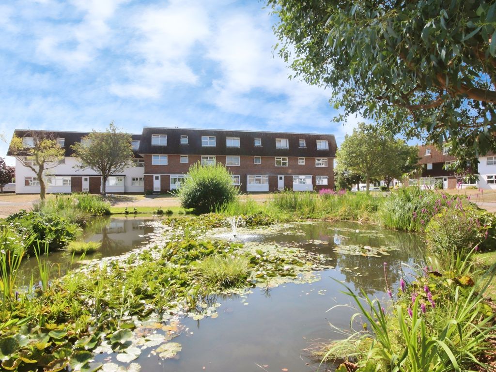2 bed flat to rent in Westlake Gardens, Worthing BN13, £1,300 pcm Zoopla