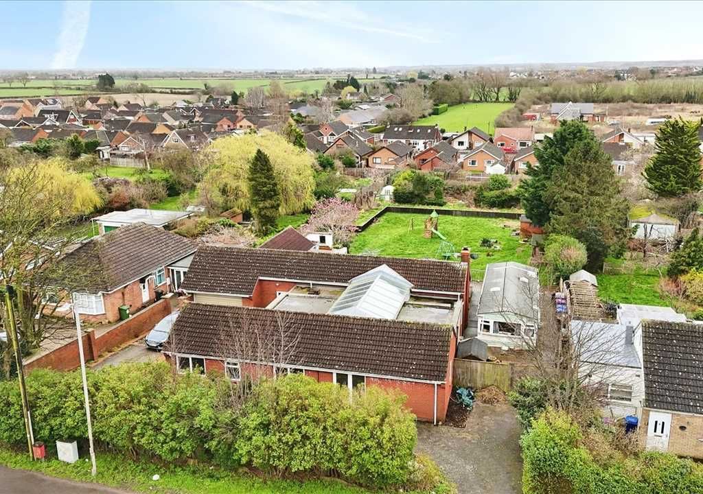 6 bed bungalow for sale in Wragby Road East, North Greetwell, Lincoln