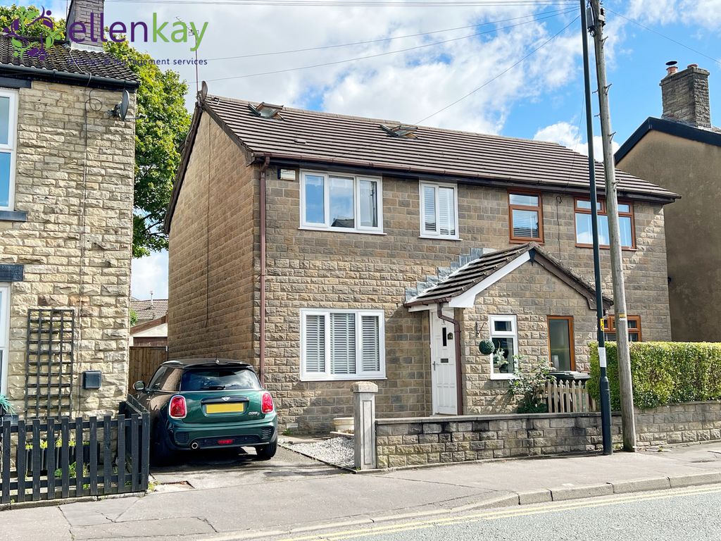 3 bed semidetached house to rent in Newhey Road, Rochdale OL16, £975