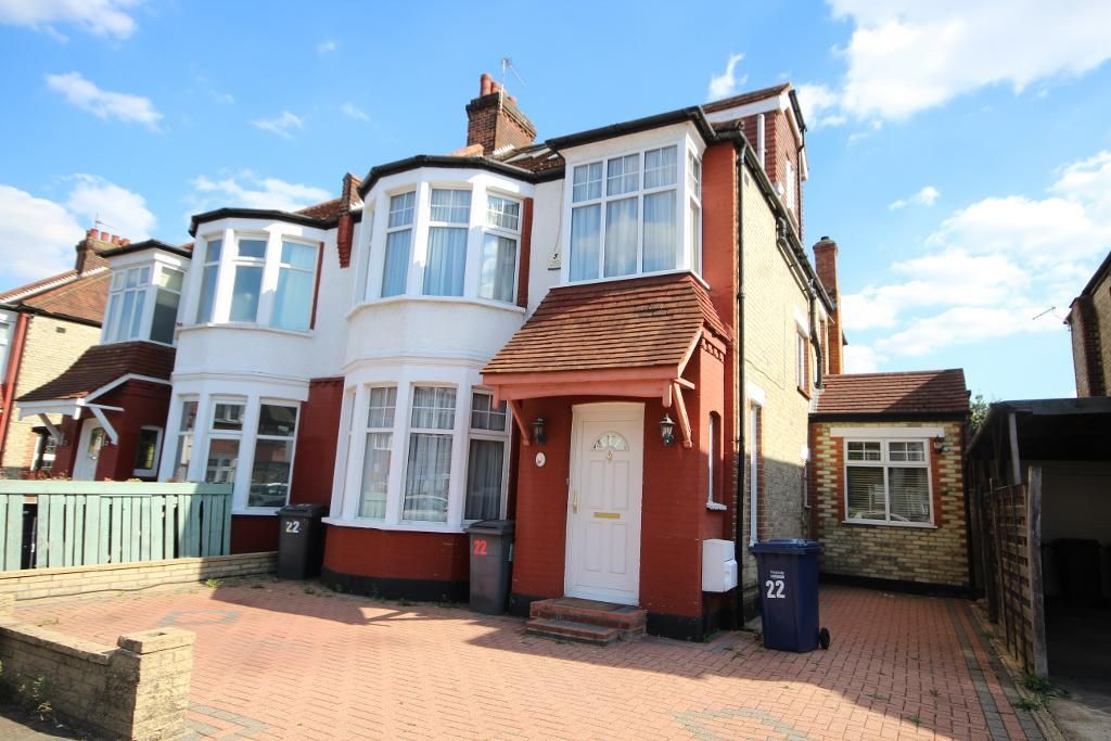 5 bed semidetached house to rent in Hillside Drive, Edgware, Middlesex