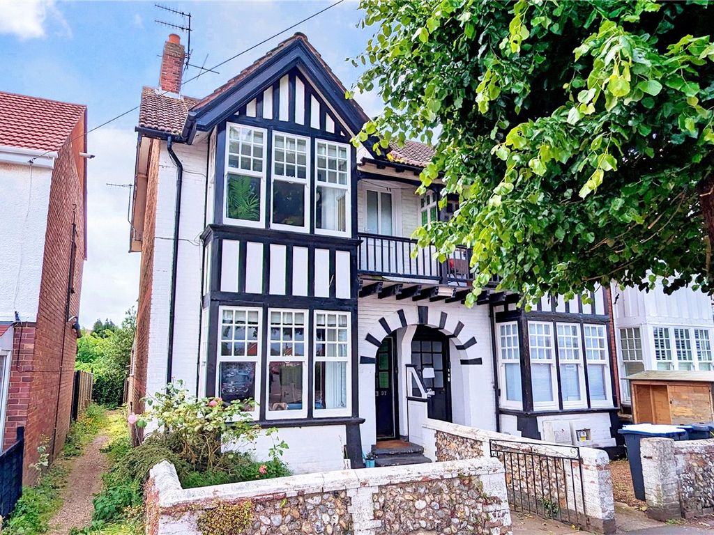 4 bed end terrace house for sale in Pavilion Road, Worthing, West