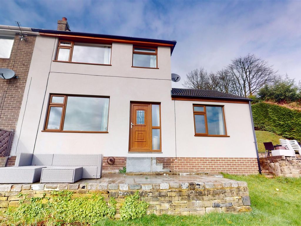 4 bed semidetached house for sale in Hill View Gardens, Northowram