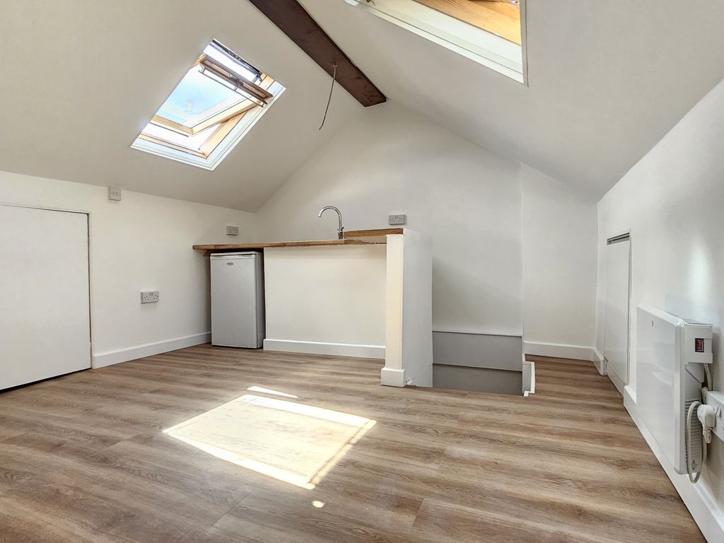 Studio to rent in Rosebank Avenue, Sudbury Hill, Middlesex HA0, £925