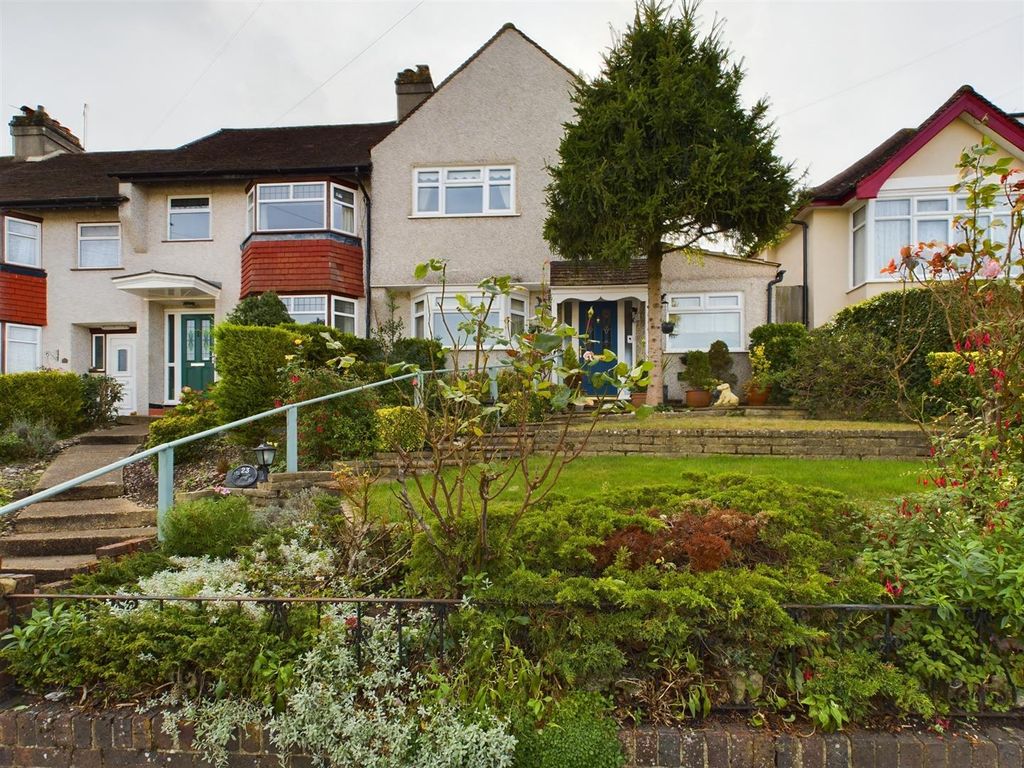 3 bed end terrace house for sale in Woodlands Grove, Chipstead