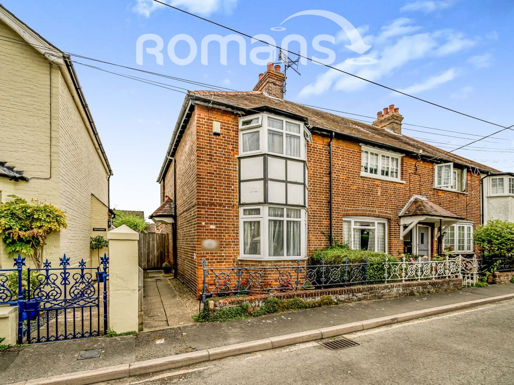 3 bed end terrace house to rent in Princes Road, Bourne End SL8, £1,550