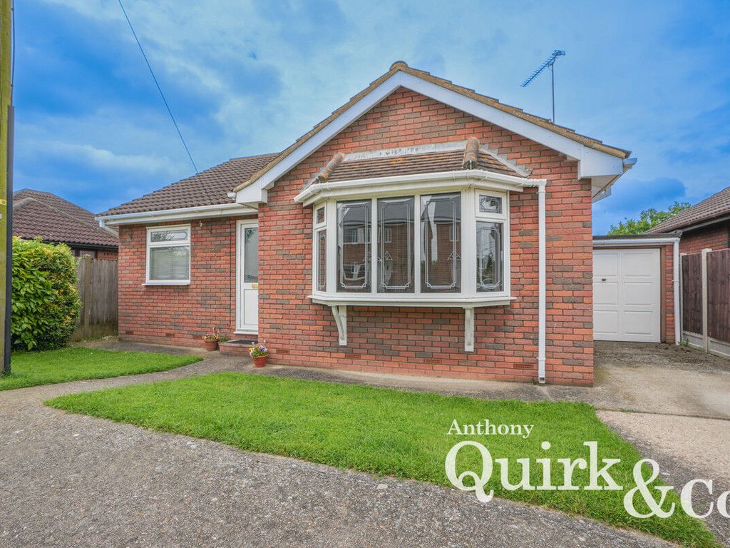 3 bed detached bungalow for sale in Edith Road, Canvey Island SS8, £