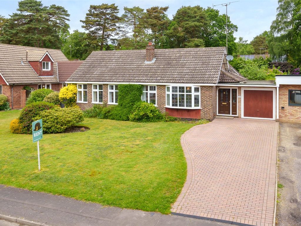 3 bed bungalow to rent in Parkway, Crowthorne, Berkshire RG45, £2,250