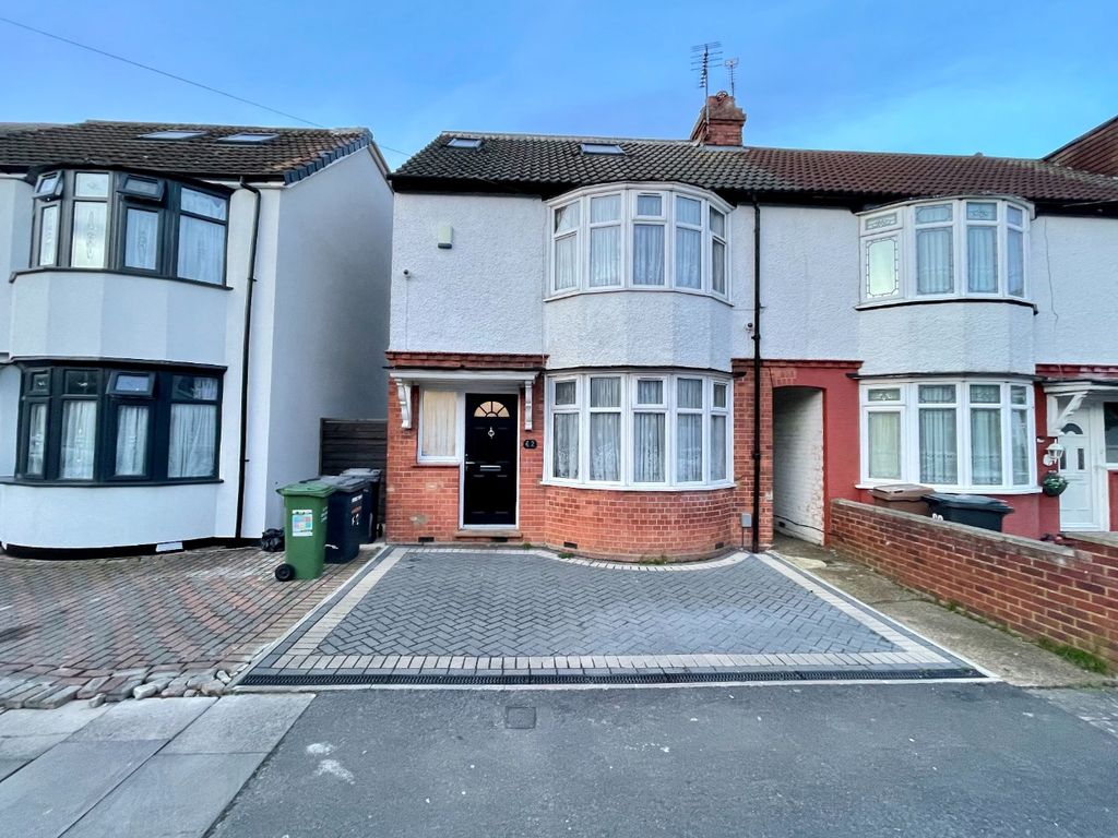 3 bed end terrace house for sale in Maryport Road, Luton, Bedfordshire