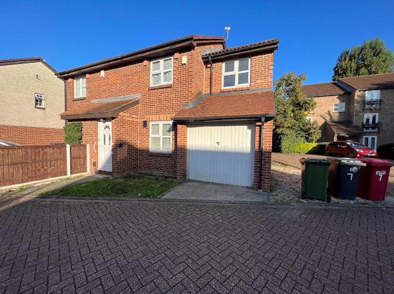 4 bed semidetached house to rent in Adelaide Close, Cippenham, Slough