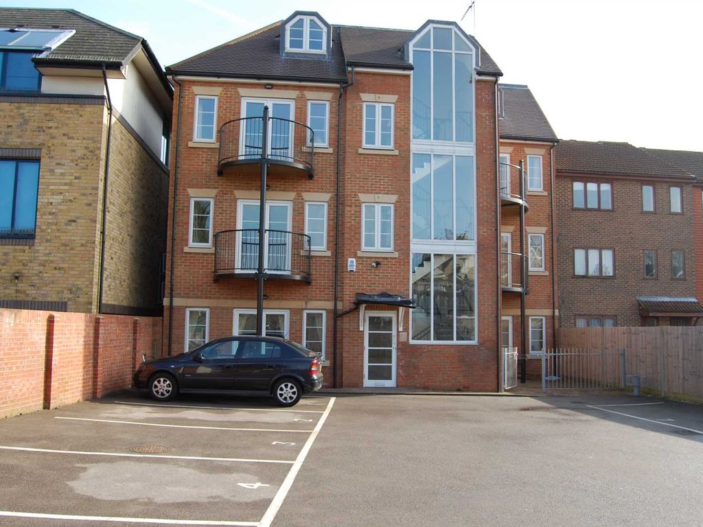 1 bed flat to rent in High Street, Addlestone KT15, £1,150 pcm Zoopla