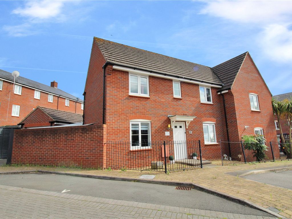 3 bed semidetached house for sale in Dinton Close, Swindon, Wiltshire