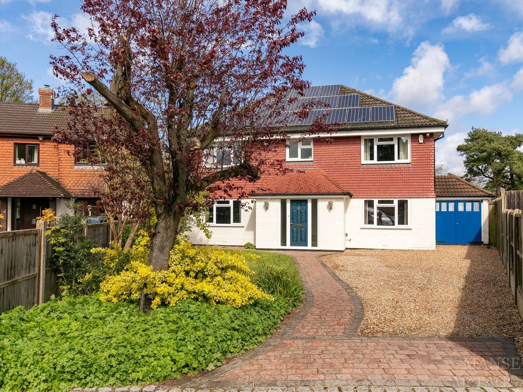 4 bed detached house for sale in Parkway, Crawley RH10, £725,000 Zoopla