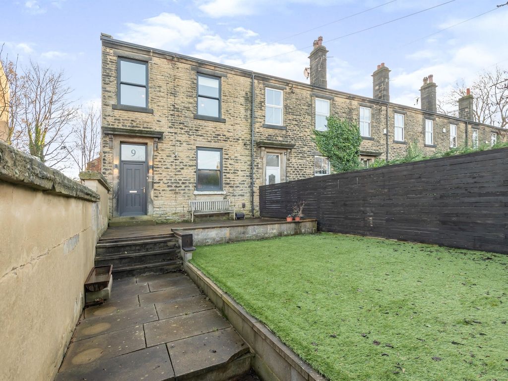 4 bed end terrace house for sale in Moorfields, Bramley, Leeds LS13