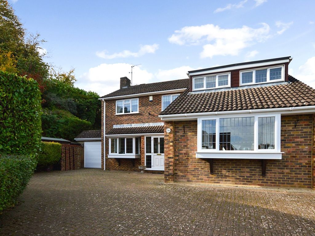 4 bed detached house for sale in Royce Close, Dunstable, Bedfordshire