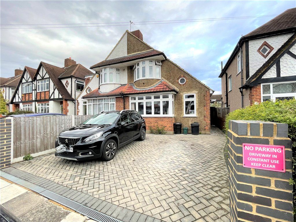 3 bed semidetached house to rent in Evelyn Close, Twickenham TW2, £