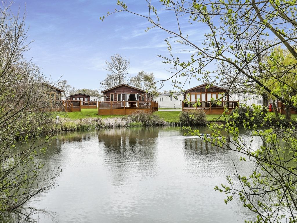 2 bed mobile/park home for sale in Carlton Meres, Carlton, Saxmundham