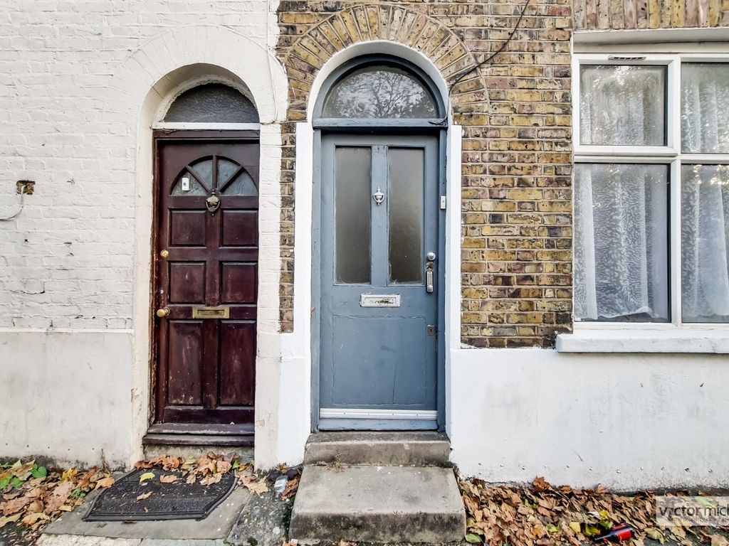 1 bed flat for sale in Leytonstone Road, London, Greater London E15, £