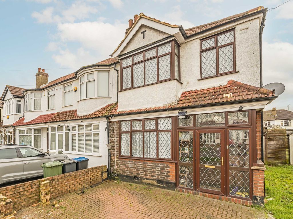 3 bed semidetached house to rent in Cranborne Avenue, Surbiton KT6, £