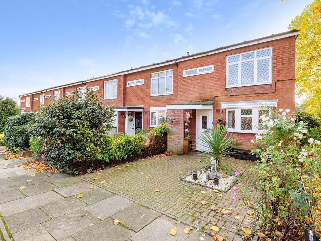 4 bed end terrace house for sale in Bingham Drive, StainesUponThames