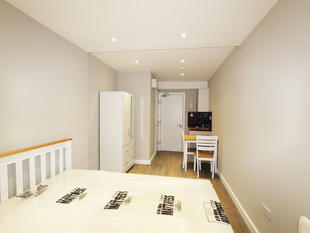 Studio to rent in Meadow Road, Feltham TW13, £900 pcm Zoopla