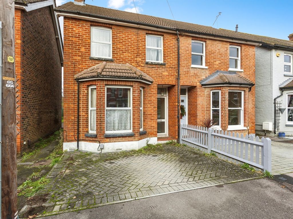 3 bed semidetached house for sale in Queens Road, Horley RH6, £400,000