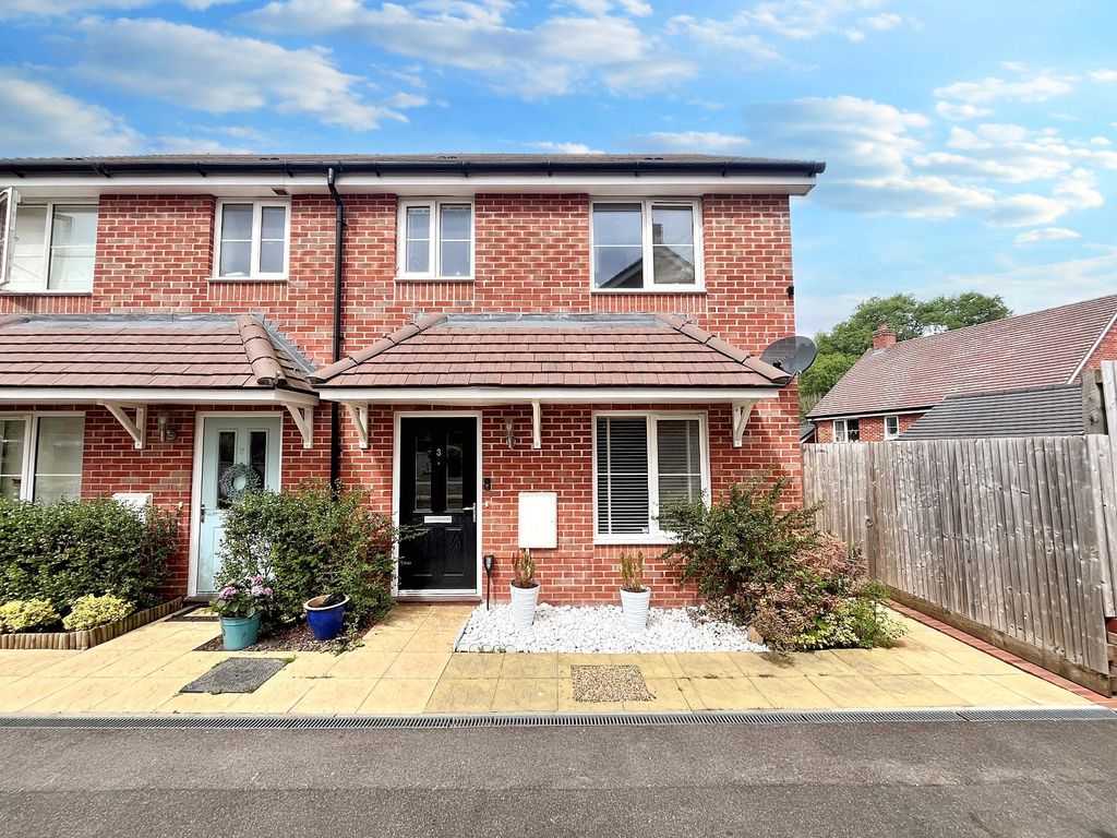 3 bed semidetached house for sale in Poplar Close, Liphook, Hampshire