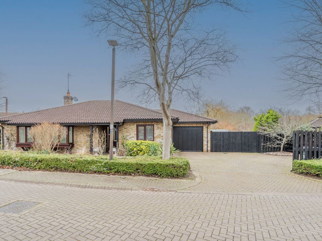 3 bed bungalow for sale in Selworthy, Furzton, Milton Keynes MK4, £625,000 Zoopla