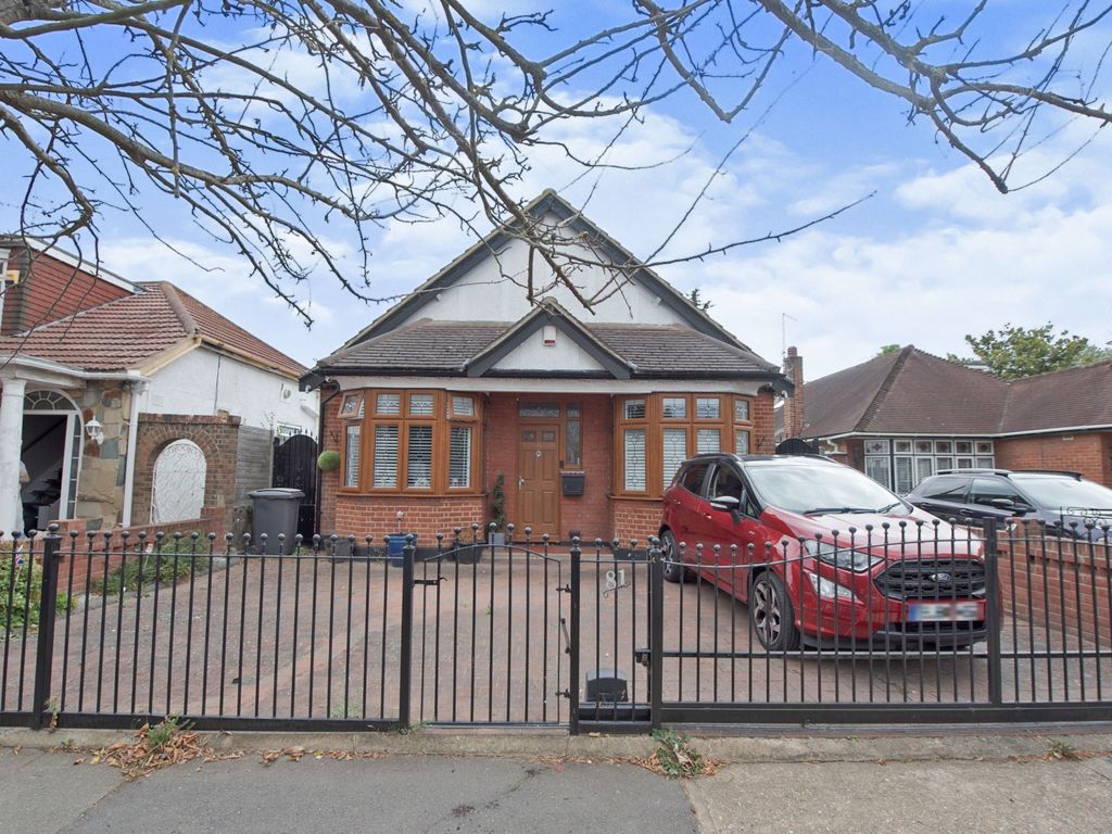 3 bed bungalow for sale in Forest Road, Romford RM7 Zoopla