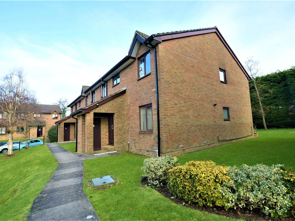 2 bed flat to rent in 64 Park View Road, Salfords RH1, £1,175 pcm Zoopla