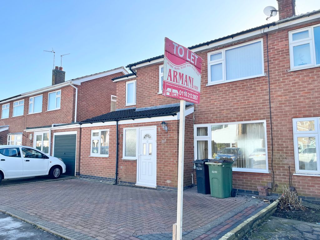 4 bed semidetached house to rent in Windrush Drive, Oadby, Leicester