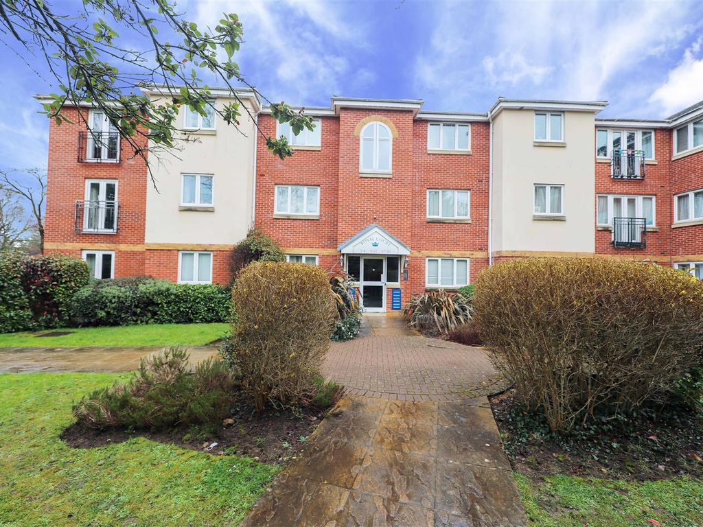 2 bed flat to rent in Royal Court, Hume Way, Ruislip HA4, £1,700 pcm