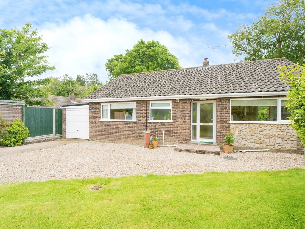 2 bed detached bungalow for sale in Melrose Drive, Aylmerton, Norwich