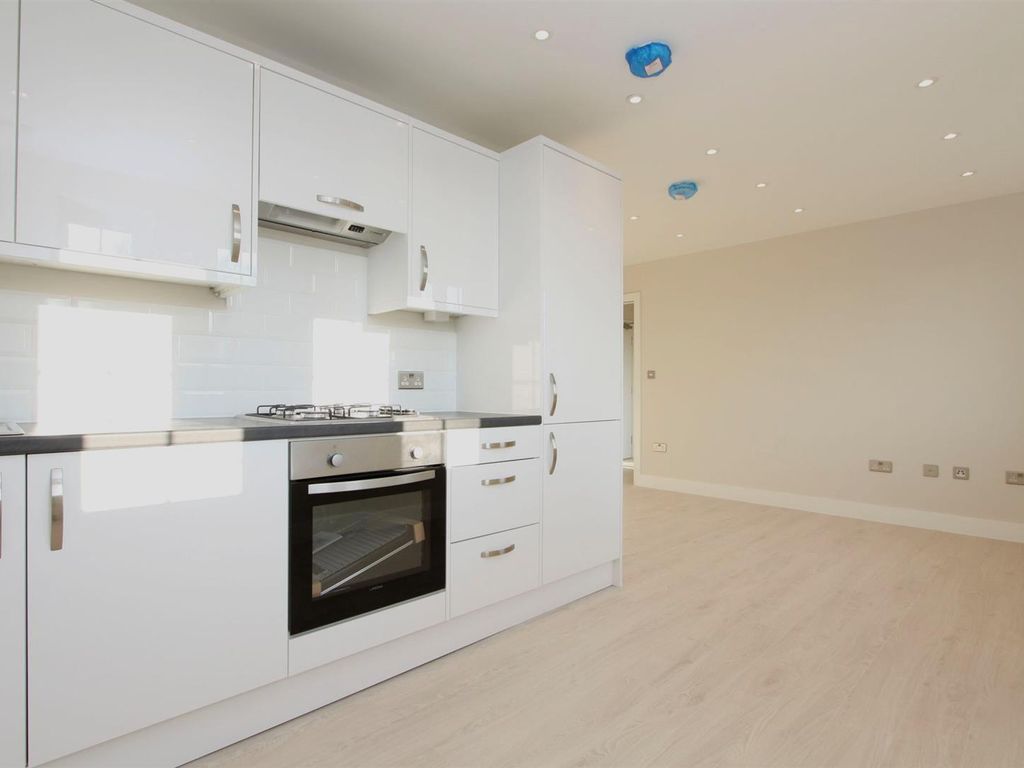 2 bed flat to rent in Park Way, Ruislip Manor HA4, £1,500 pcm Zoopla