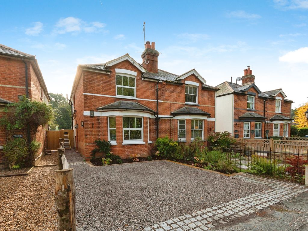 3 bed semidetached house for sale in Aldershot Road, Pirbright, Woking