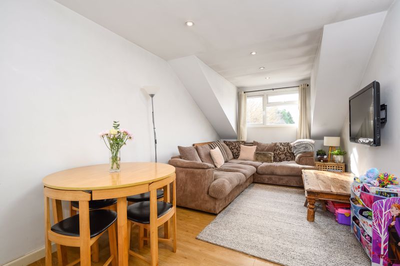 2 bed flat for sale in Sandy Lane, WaltonOnThames KT12, £260,000 Zoopla