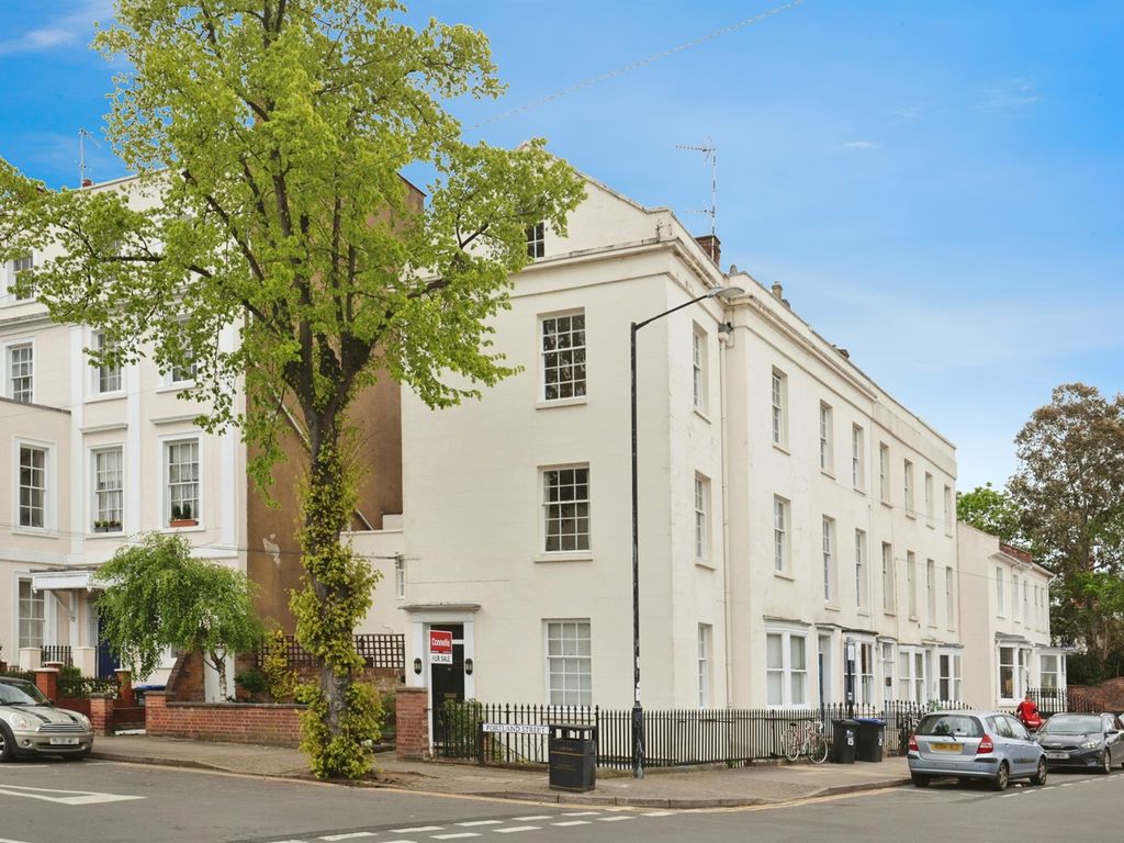 2 bed flat for sale in Portland Street, Leamington Spa CV32, £260,000