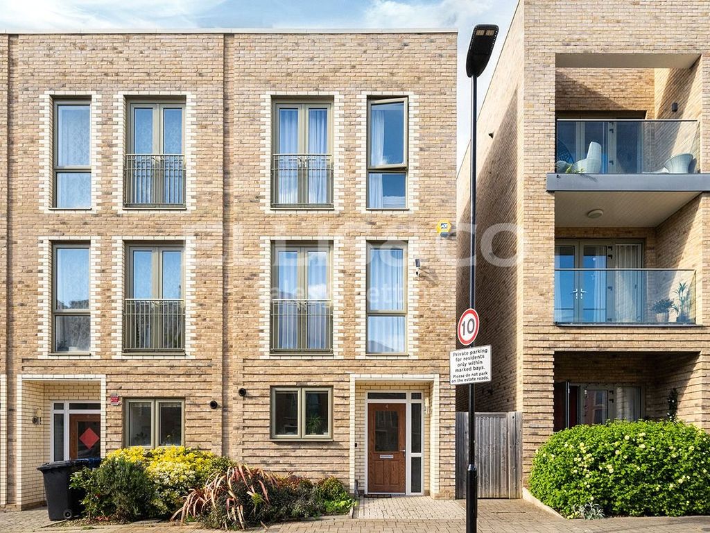 3 bed end terrace house for sale in Edgecumbe Avenue, London NW9, £