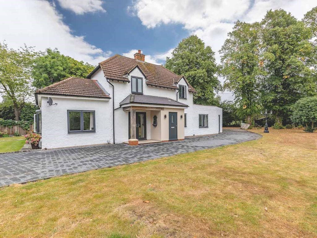 7 bed detached house for sale in Norwood Lane, Iver Heath SL0, £