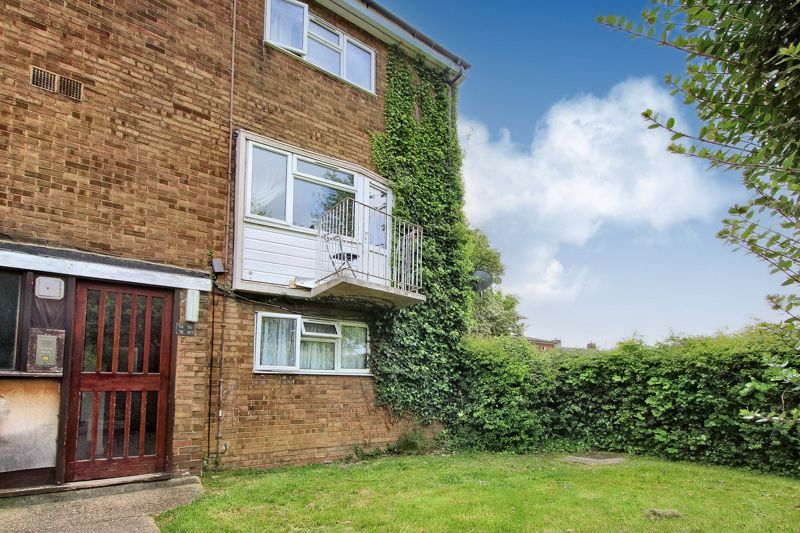 1 bed flat for sale in Goldhanger Cross, Basildon SS14 Zoopla