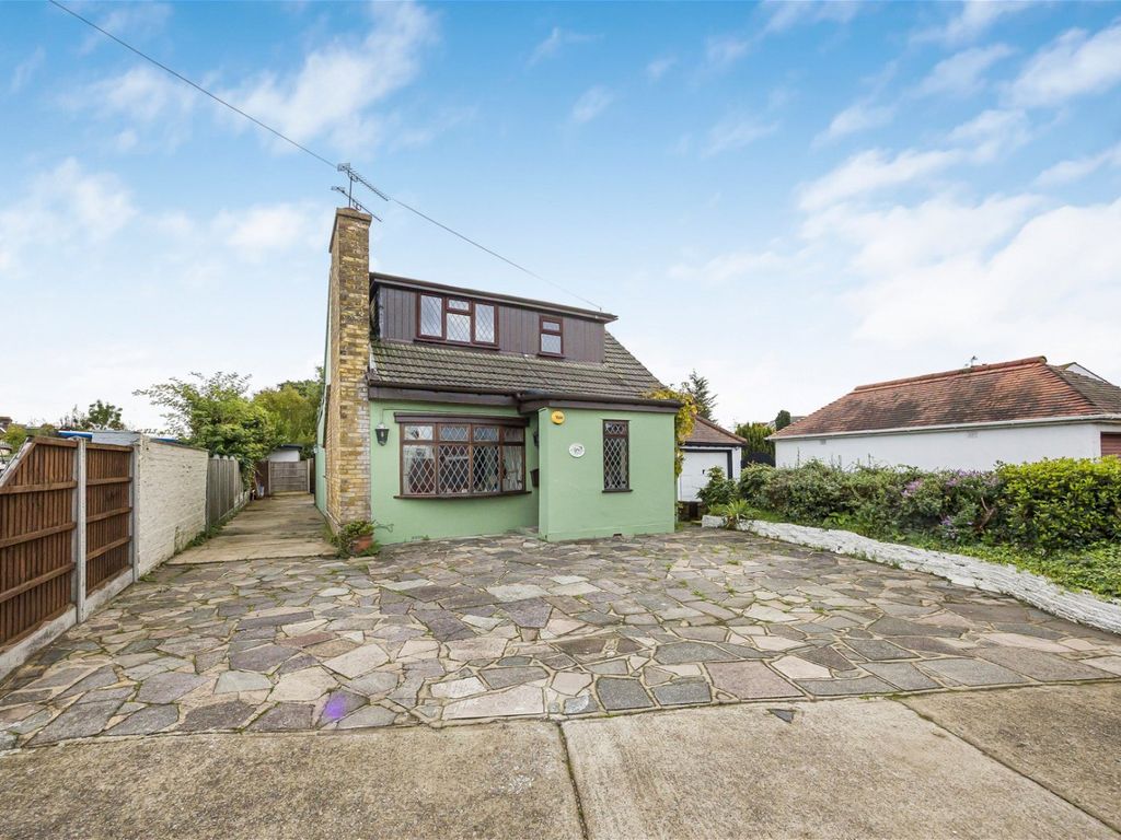 3 bed detached house for sale in Havering Drive, Romford RM1, £600,000