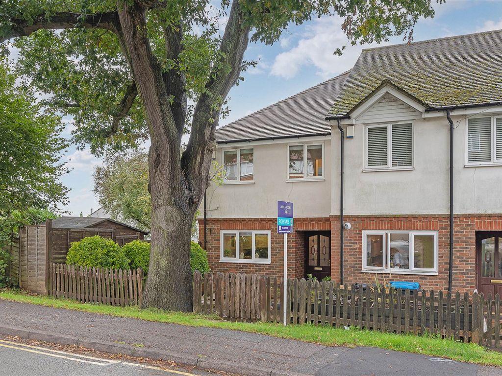 3 bed end terrace house for sale in Banstead Road, Caterham CR3, £