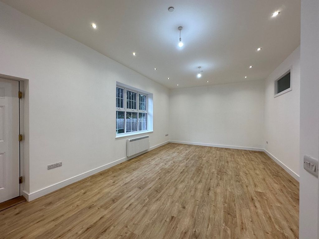 3 bed bungalow to rent in Maesquarre Road, Ammanford SA18, £950 pcm